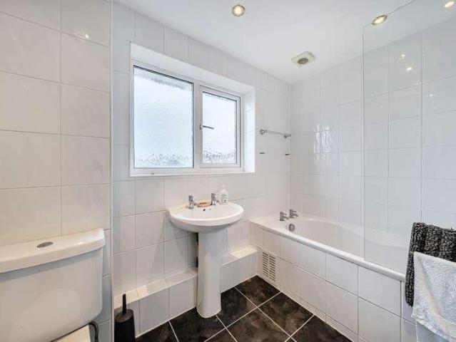 Flat for sale in Streatham, Greater London