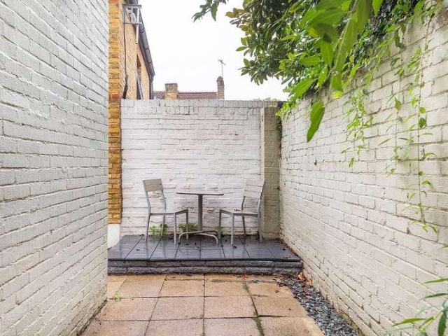 Flat for sale in North Sheen, Greater London