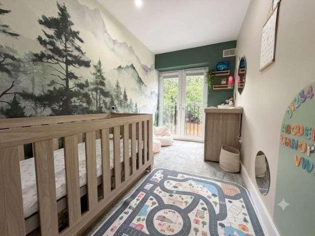 Flat for sale in Heol-las, Surrey