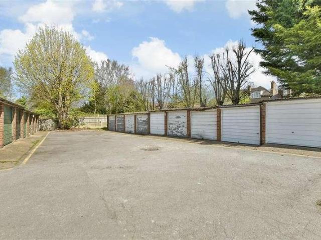 Flat for sale in Carshalton Beeches, Greater London