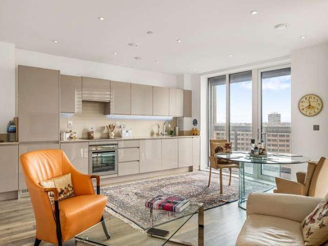 Flat for sale in Battersea, Greater London