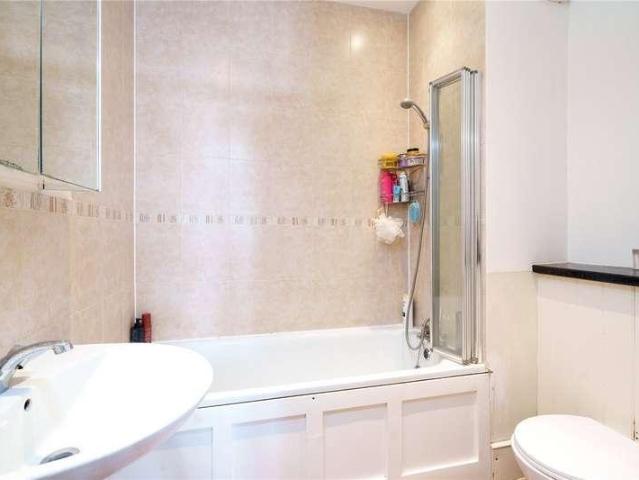 Flat for sale in Wandsworth, Greater London