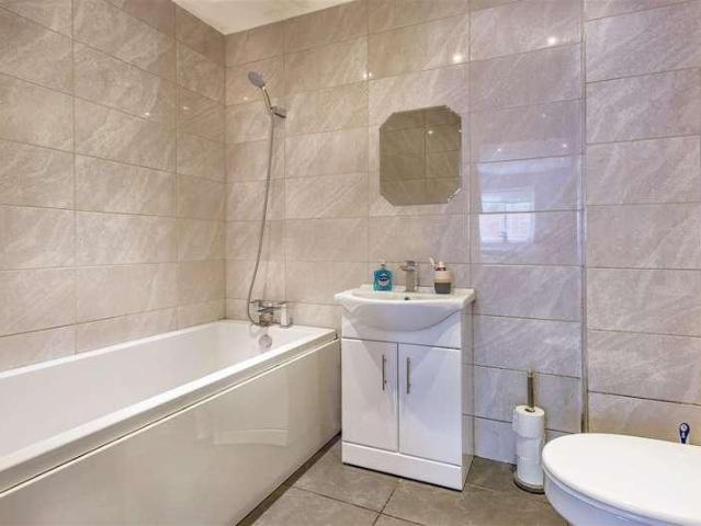 Flat for sale in Ivy Chimneys, Epping