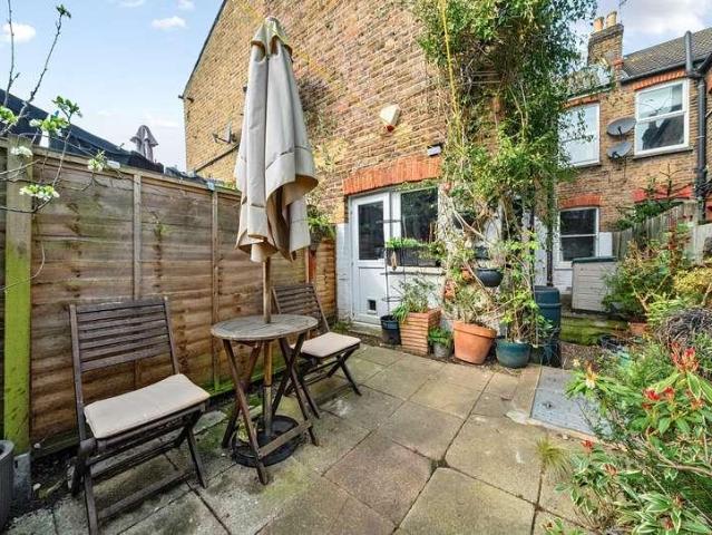Flat for sale in Furzedown, Greater London