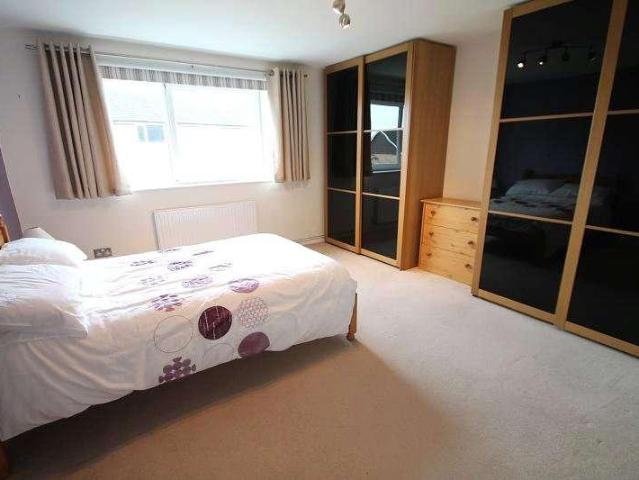Flat for sale in Red Hill, Surrey
