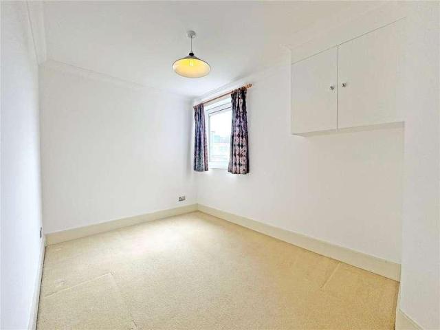 Flat for sale in Teddington, Strawberry Hill