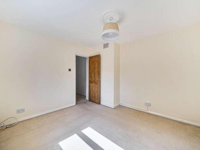 Flat for sale in Streatham, Greater London