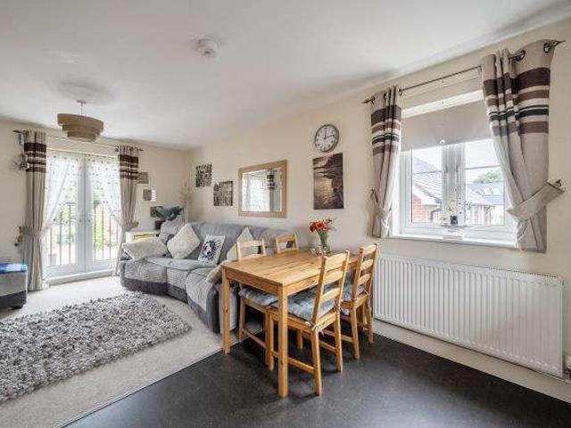 Flat for sale in Heol-las, Surrey