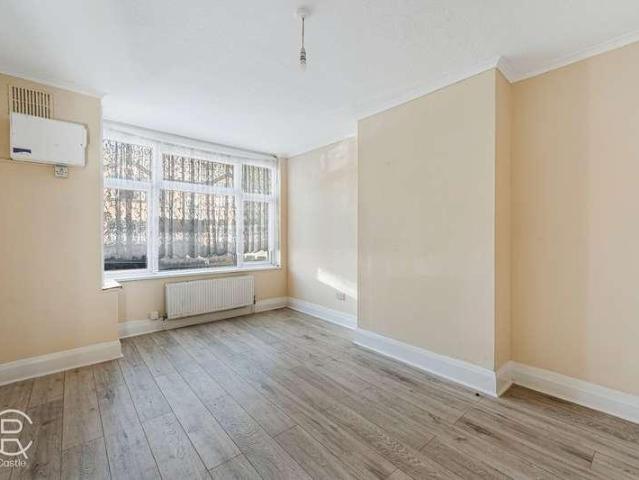 Flat for sale in London Borough of Ealing, Greater London