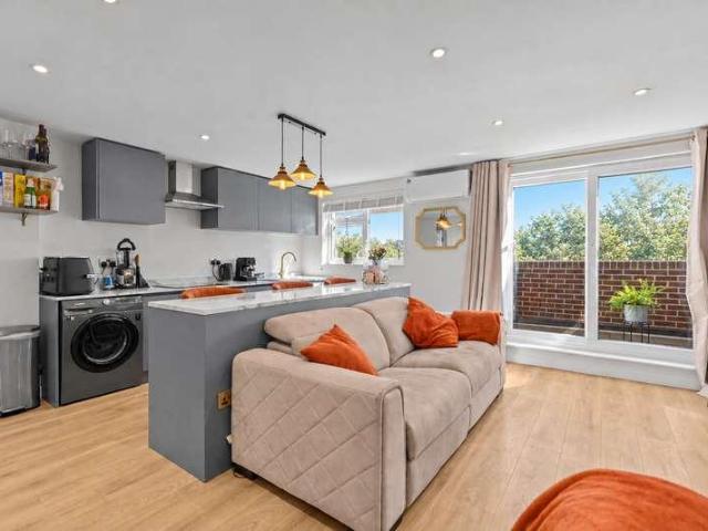 Flat for sale in Leatherhead, Mole Valley