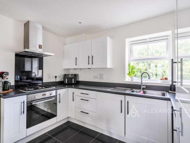 Flat for sale in Houghton Regis, Bedfordshire