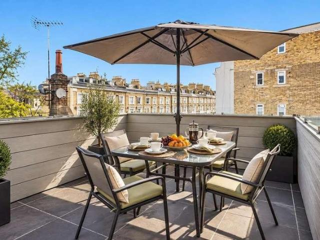 Flat for sale in Earl's Court, Greater London