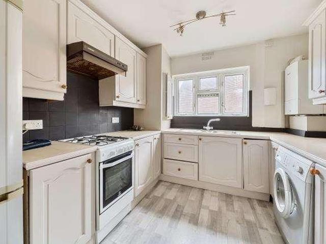 Flat for sale in Mortlake, Greater London