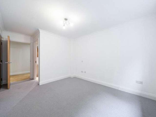 Flat for sale in Heronsgate, Batchworth