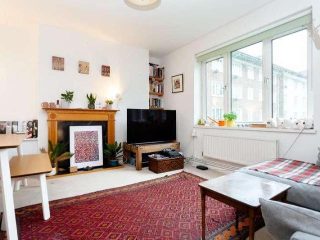Flat for sale in Mile End, Greater London