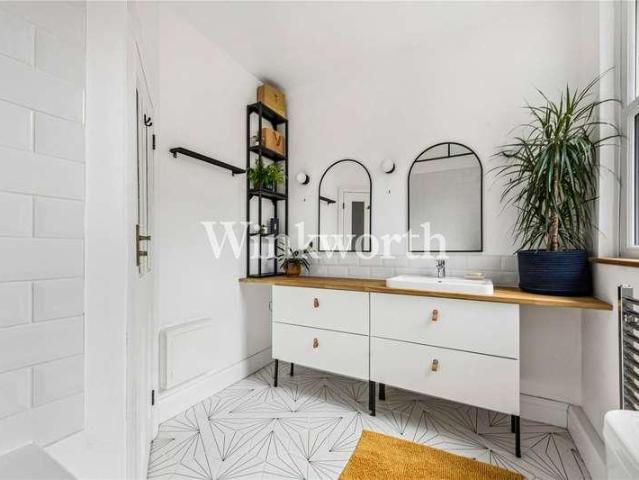 Flat for sale in Noel Park, Greater London