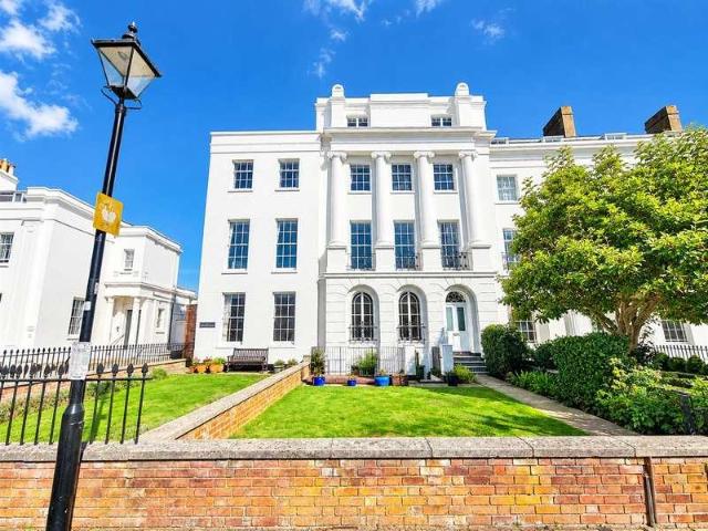 Flat for sale in Anglesey, Gosport