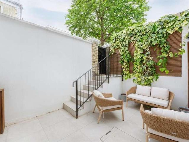 Flat for sale in Kensington, Greater London