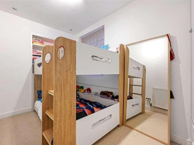 Flat for sale in Shepherd's Bush, Greater London
