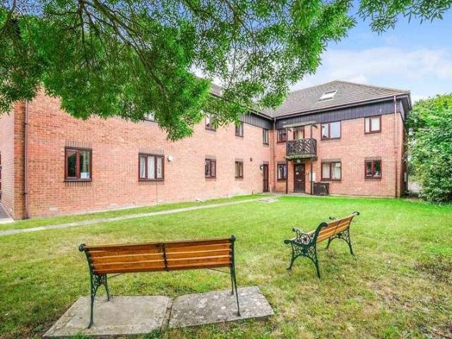 Flat for sale in Berrick Salome, Oxfordshire