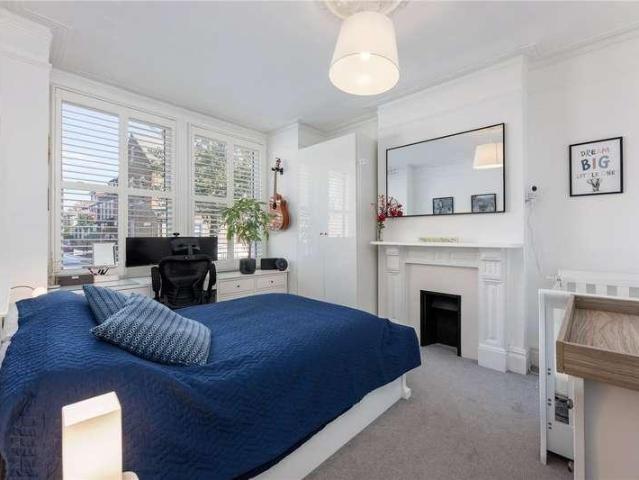 Flat for sale in London Borough of Wandsworth, Greater London