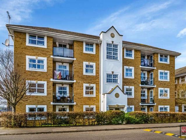 Flat for sale in Lower Halliford, Surrey