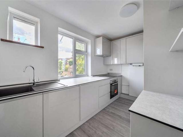 Flat for sale in London Borough of Ealing, Greenford