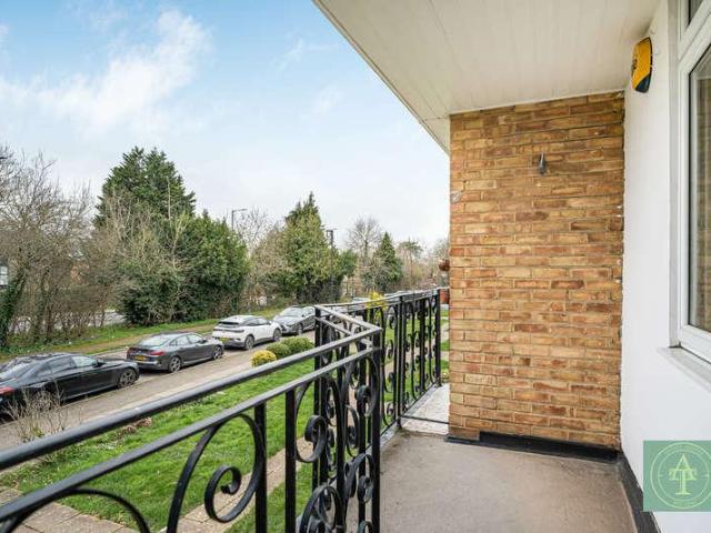 Flat for sale in Cockfosters, Greater London