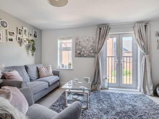 Flat for sale in Heol-las, Surrey