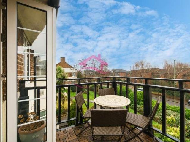 Flat for sale in Mill Hill, Greater London