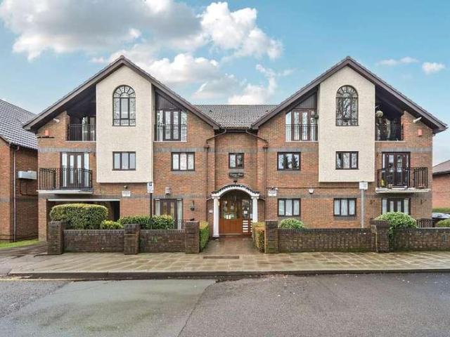 Flat for sale in Little Stanmore, Greater London