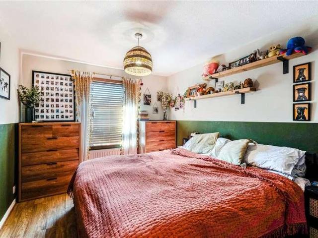Flat for sale in London Borough of Southwark, Greater London