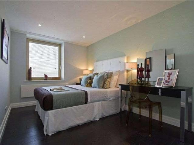 Flat for sale in Lot's Village, Greater London