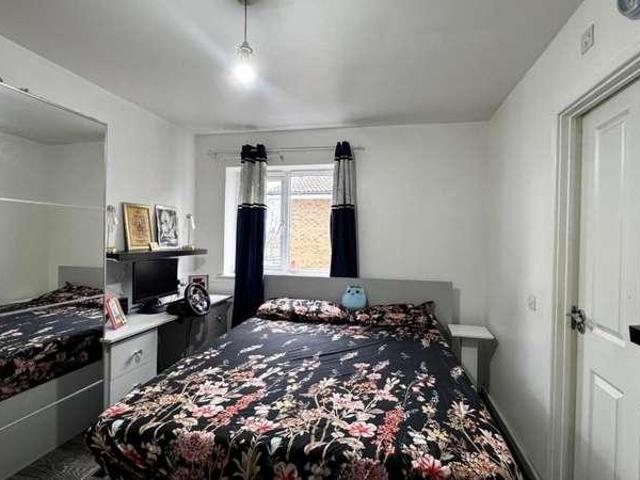 Flat for sale in London Borough of Hounslow, Greater London
