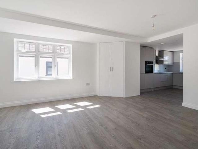 Flat for sale in Cranbourne, Winkfield