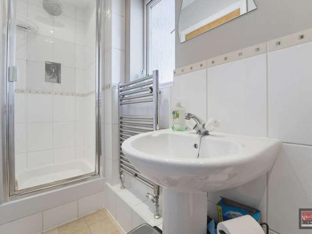 Flat for sale in Littleton Common, Lower Halliford