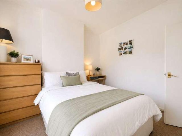 Flat for sale in Stockwell, Greater London