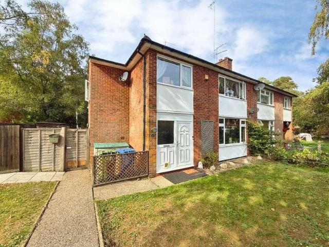 Flat for sale in Buckler's Park, Crowthorne