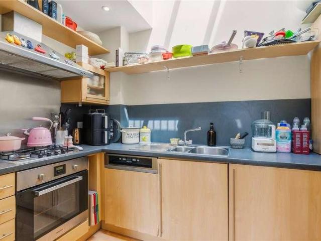 Flat for sale in Balham, Greater London