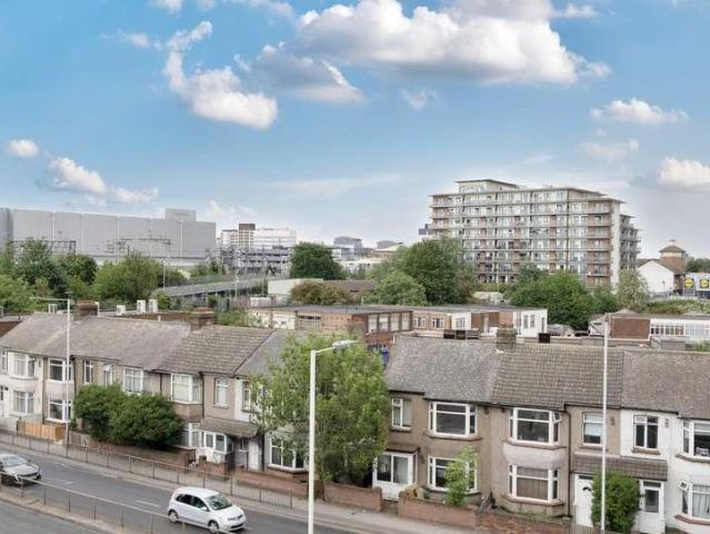 Flat for sale in Romford, Rush Green