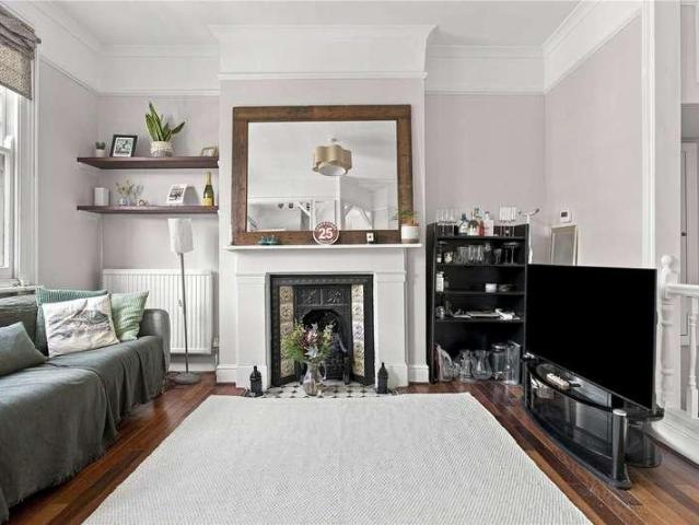Flat for sale in Furzedown, Greater London