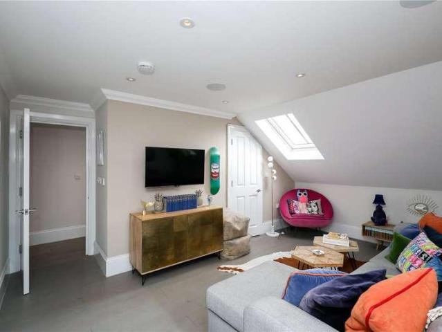 Flat for sale in London Borough of Ealing, Greater London