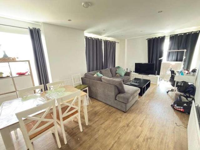 Flat for sale in Park Town, Luton