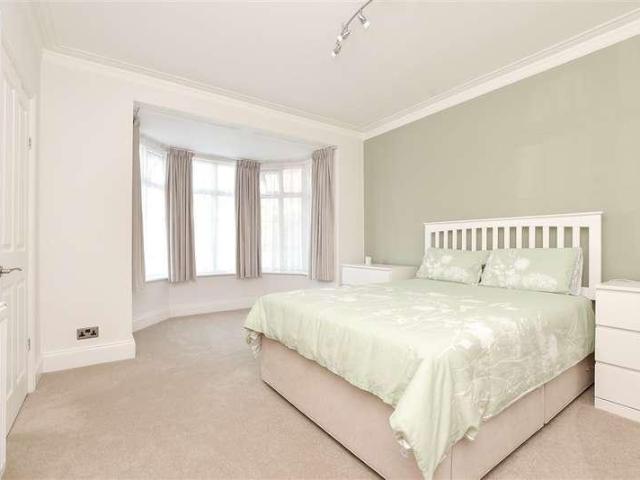 Flat for sale in Red Hill, Surrey