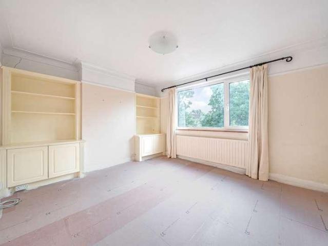 Flat for sale in Pinner, Northwood