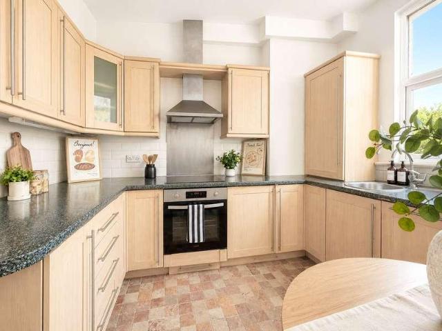 Flat for sale in New Southgate, Greater London