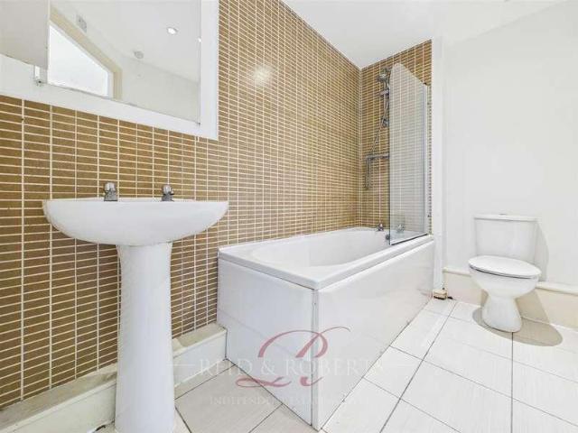 Flat for sale in Tanyfron, Wales