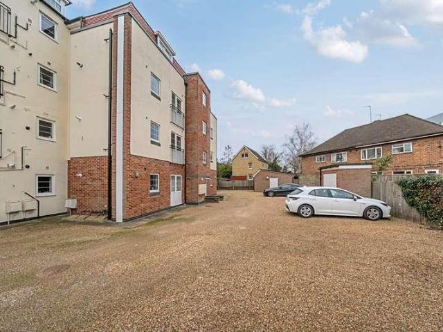 Flat for sale in Surbiton, Greater London