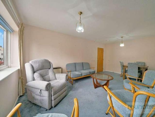 Flat for sale in Hendon, Greater London