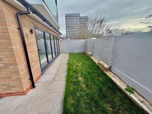 Flat for sale in London Borough of Ealing, Greenford